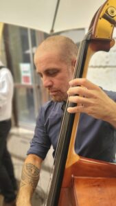 Damiens Larcher contrebassiste lors d'une animation événementielle