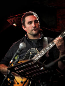 Olivier Calvet, guitariste, sur la scène du Hot Club de Lyon